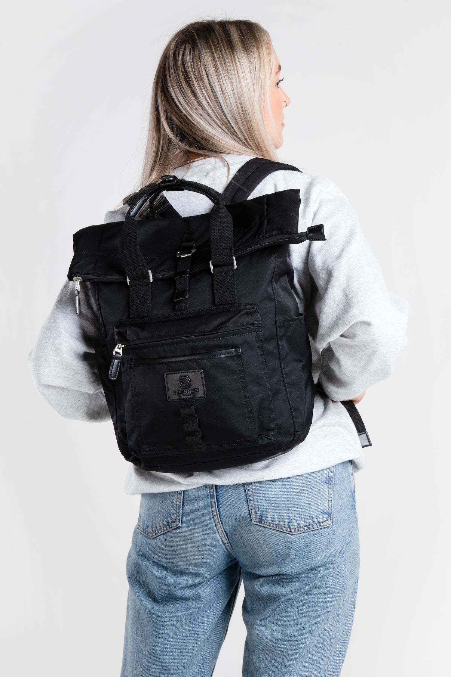 SEVENTEEN クロスバック　ブラック Canary Wharf Backpack - Black with Black